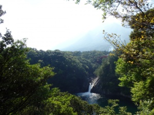 海に注ぐトローキの滝